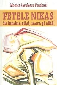 Fetele Nikas in lumina zilei, mare si alba